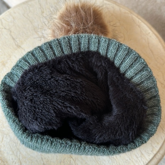 Britt’s Knits Mainstay Plushed-lined Pom Hat in marbled green - Picture 4 of 8